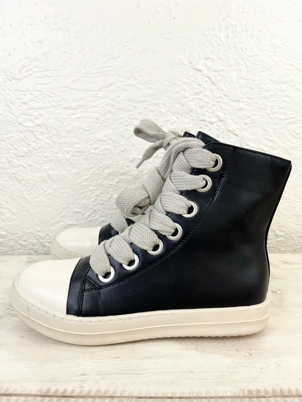 Hi Top Sneaker Shoes Black Thick Laces size 10 42